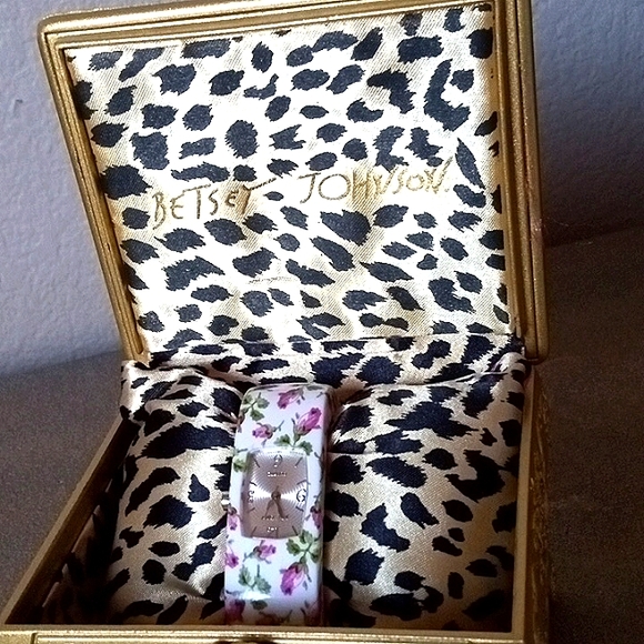 Vintage! BETSEY JOHNSON Resin Pink Rose Print Hinged Bangle Watch. New Battery!
